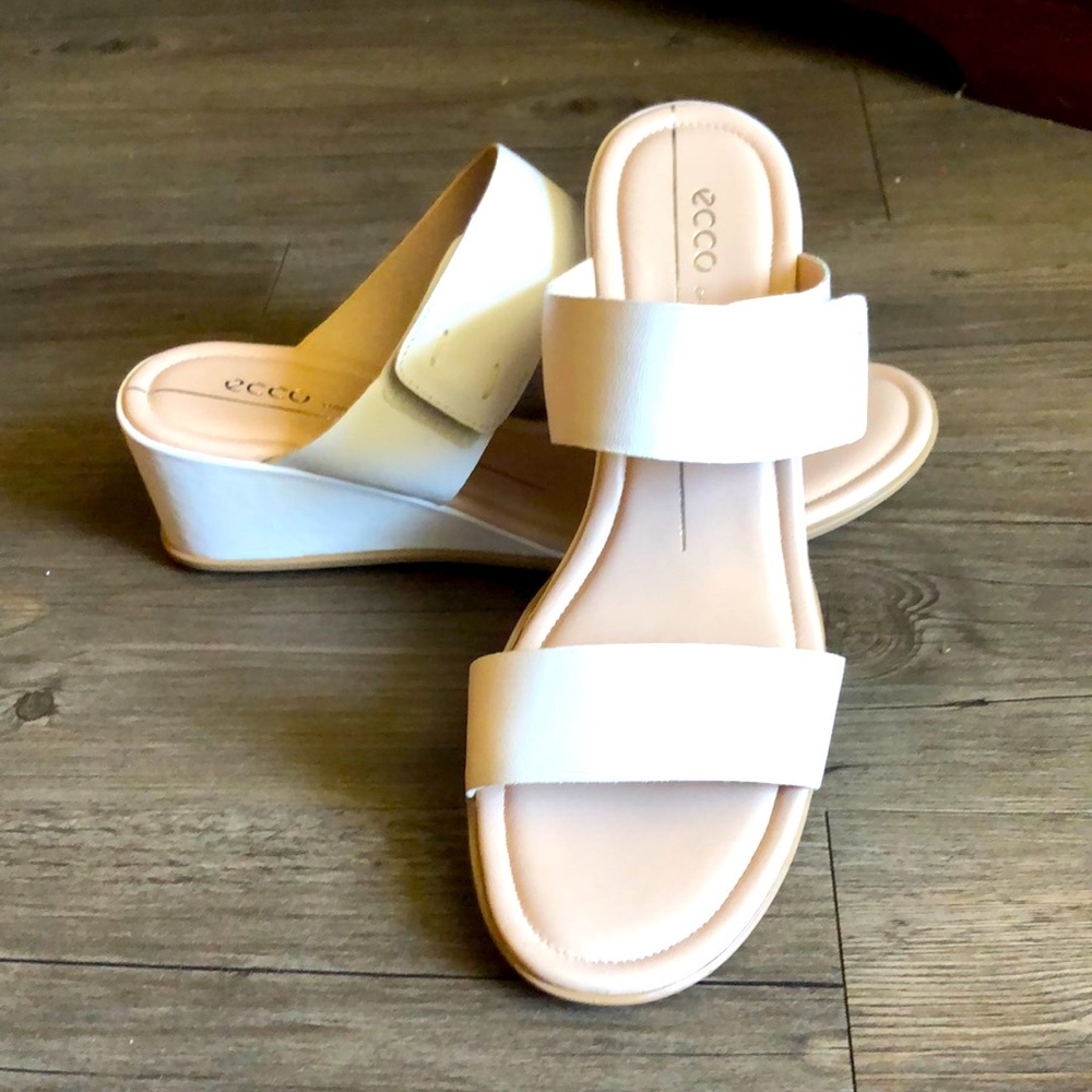 New Ecco white wedge sandal with Velcro closure. Size 7